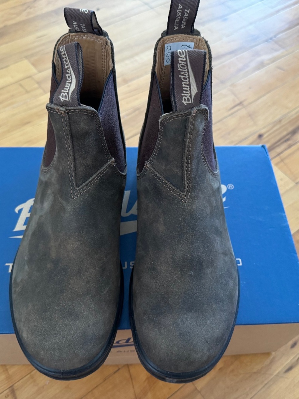 Women’s Blundstone 585 Chelsea boot size 8US Rustic brown